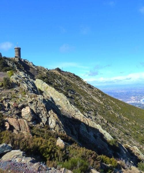 Tour Madeloc sur sa crête rocheuse dominant la plaine - Pyrénées-Orientales - France