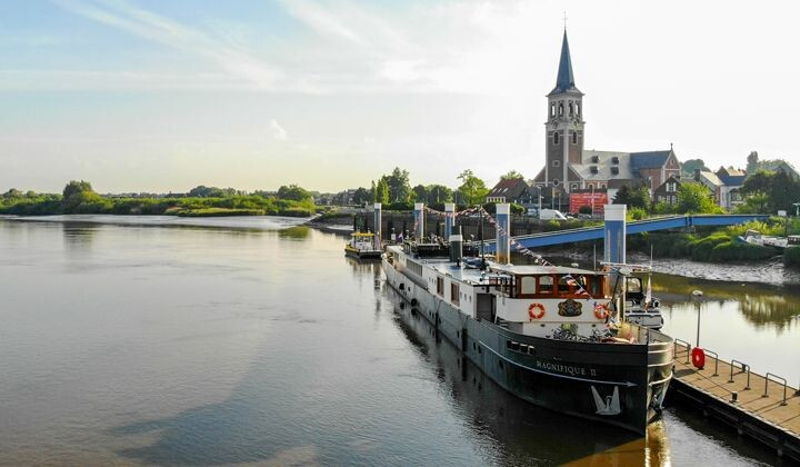 Péniche Magnifique II amarrée au quai - Flandre