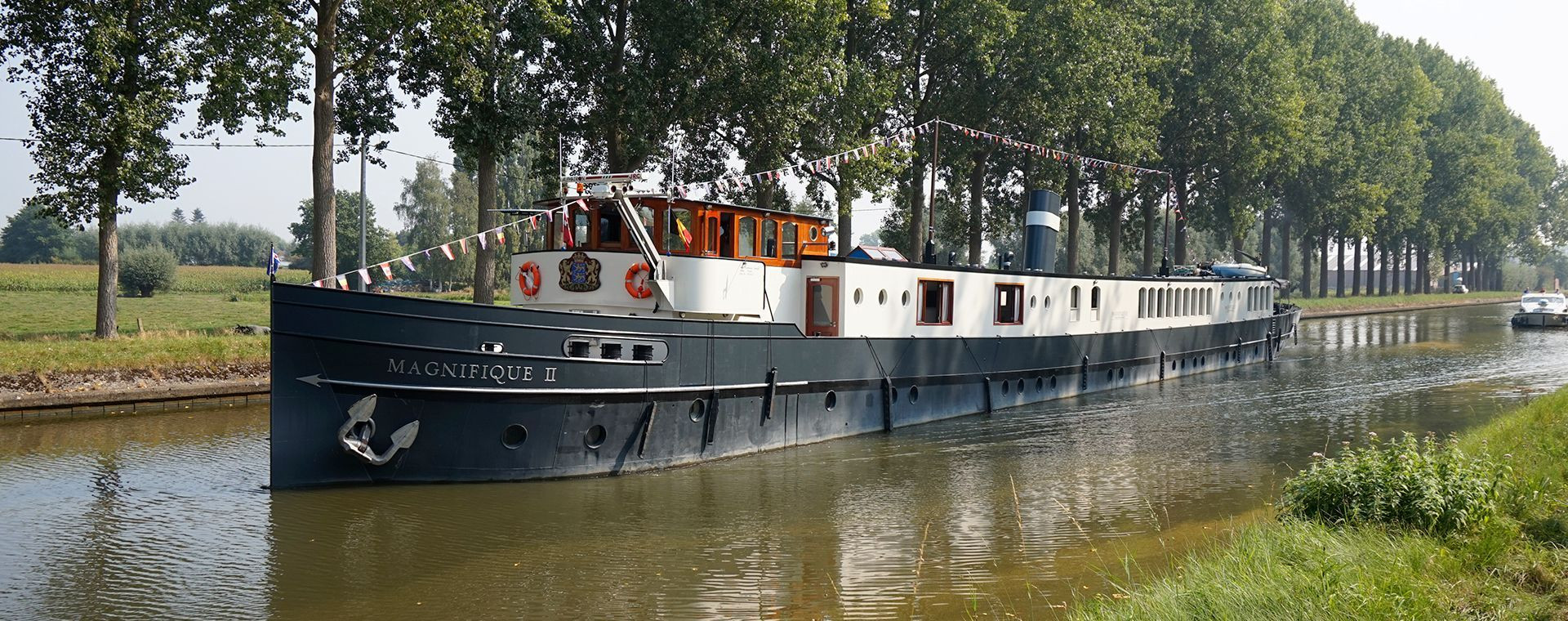 Péniche Magnifique II amarrée sur un canal - Pays-Bas