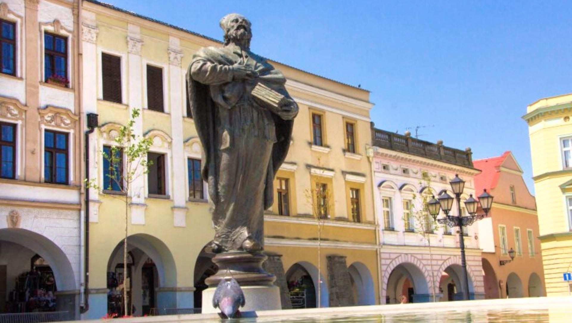 Statue et maisons à arcades sur la place principale - Starý Jičín - Moravie - Tchéquie