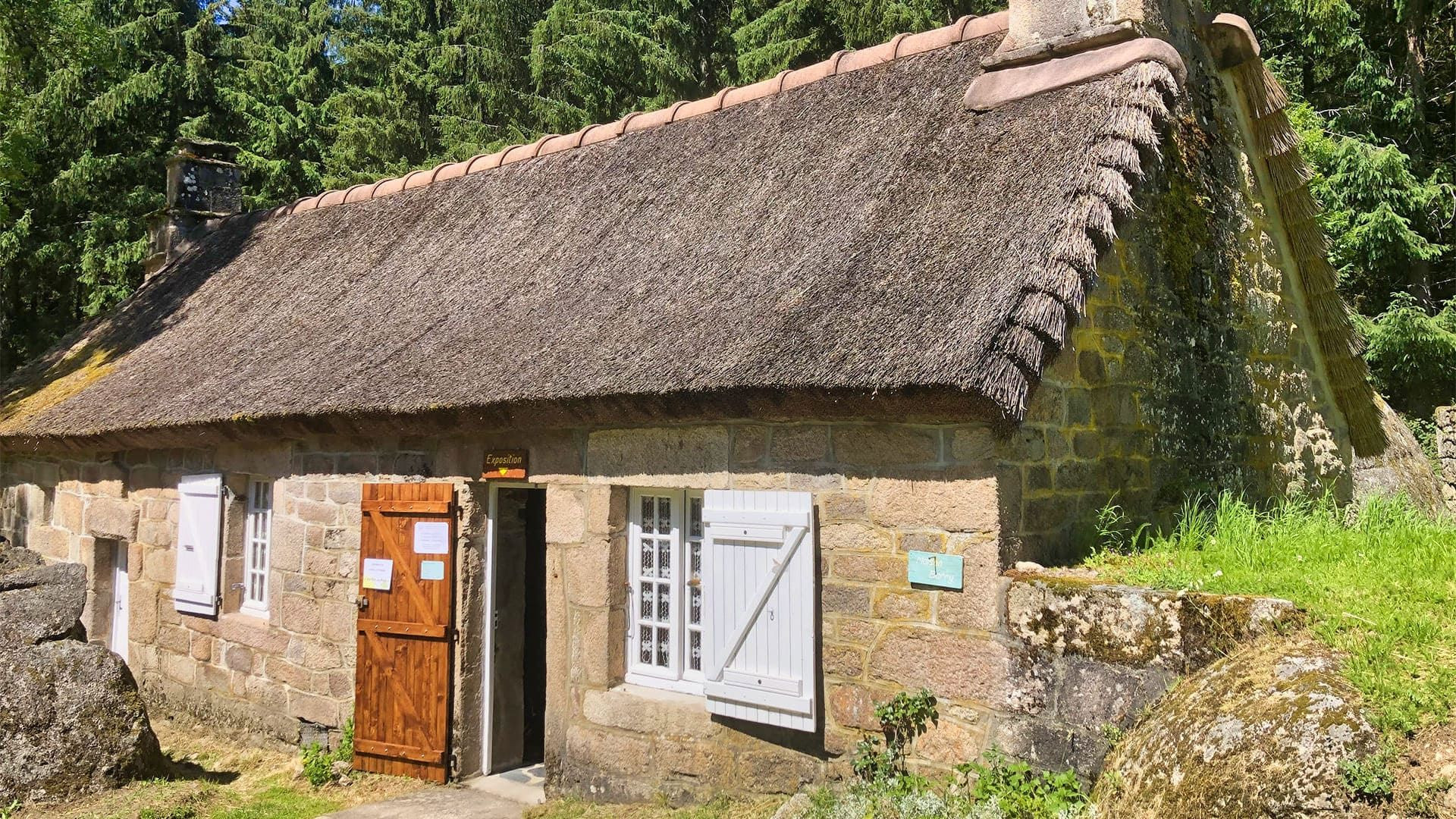 Maison au toit de chaume - plateau de Millevaches - Limousin - France