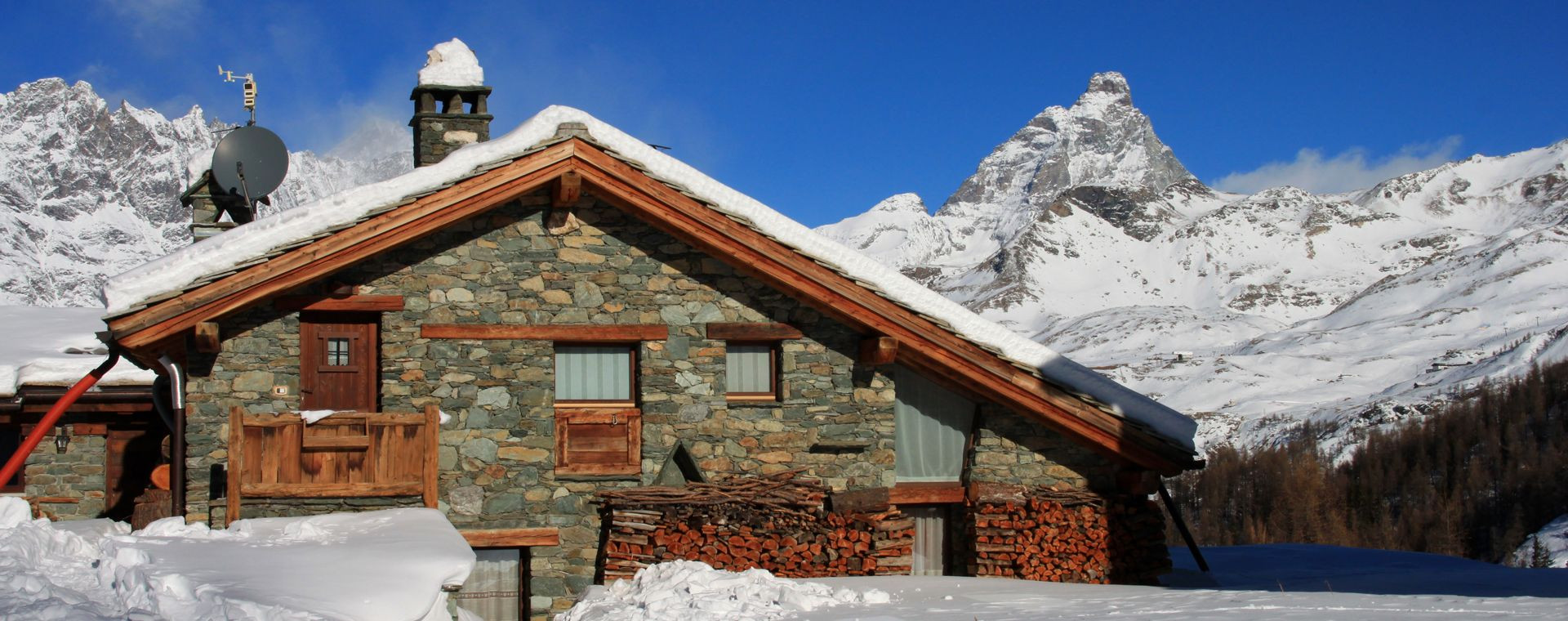 Chalet enneigé face au Mont Cervin - Vallée d'Aoste - Italie