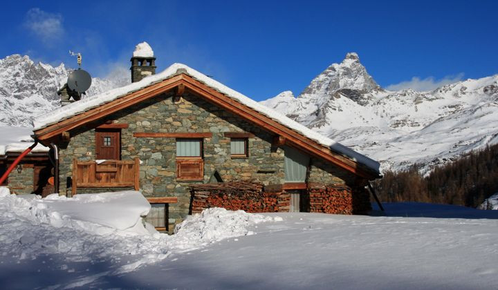 Chalet de pierre sous la neige et le Cervin - Cheneil - Vallée d'Aoste - Italie