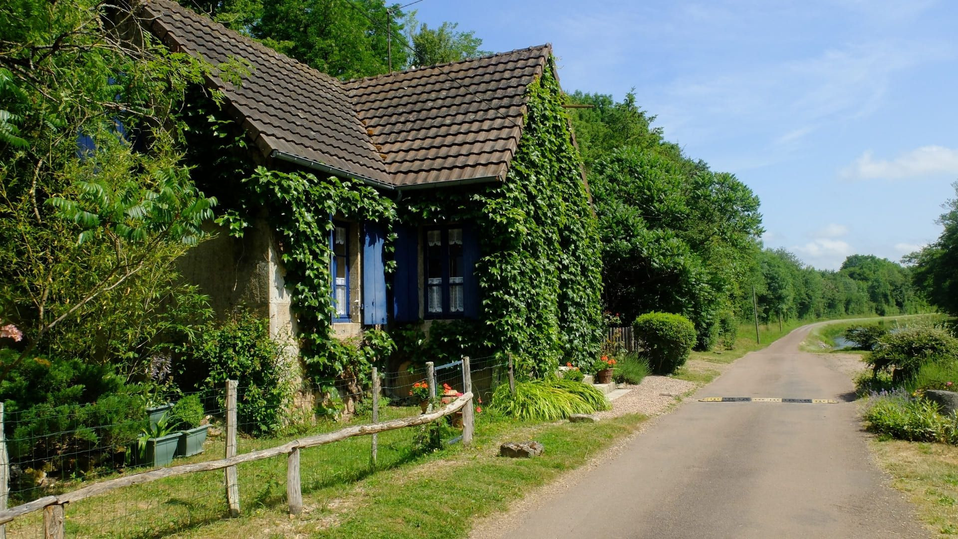 Maison fleurie au bord du canal - France