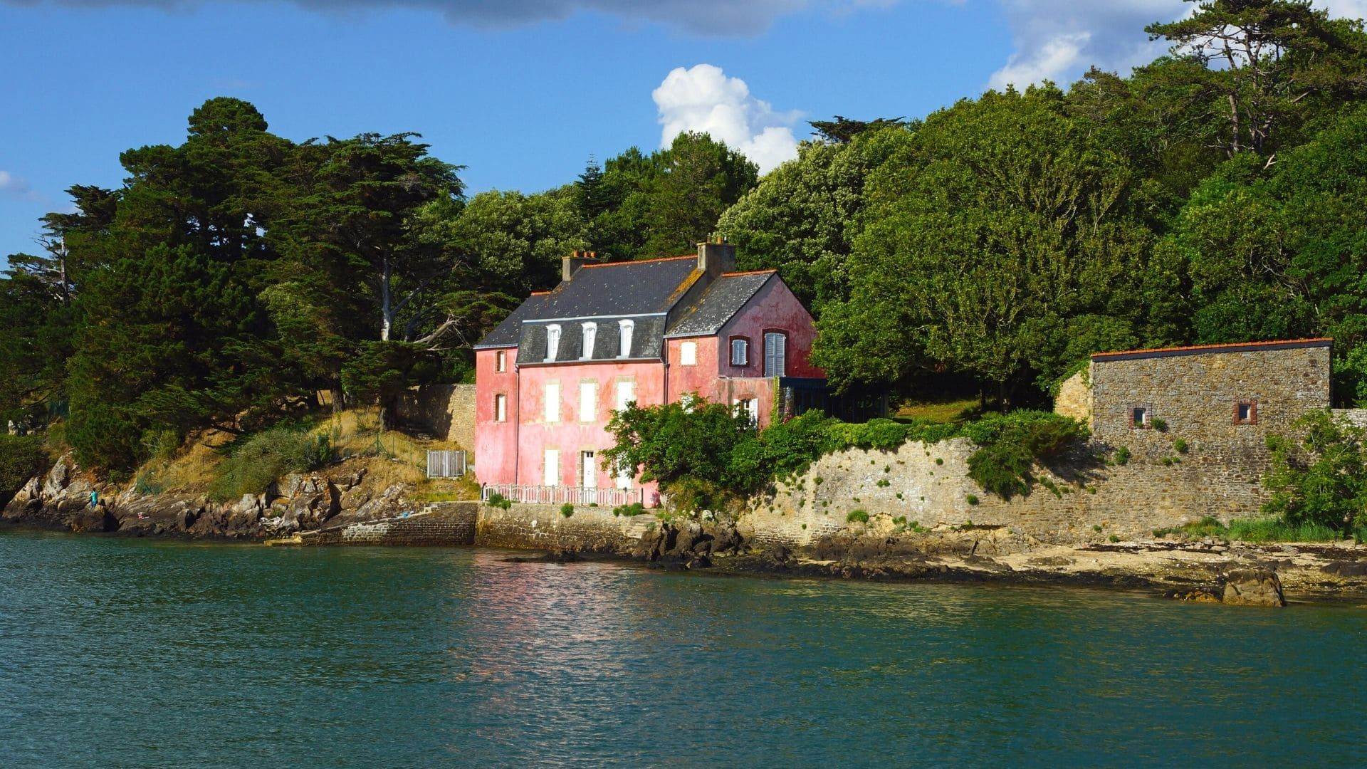 Maison rose au bord du golfe du Morbihan - Vannes - Bretagne - France