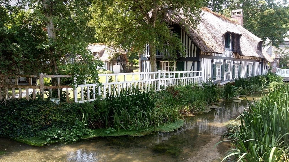 Chaumière à pans de bois au bord de l'eau - Côte d'Albâtre - Normandie - France
