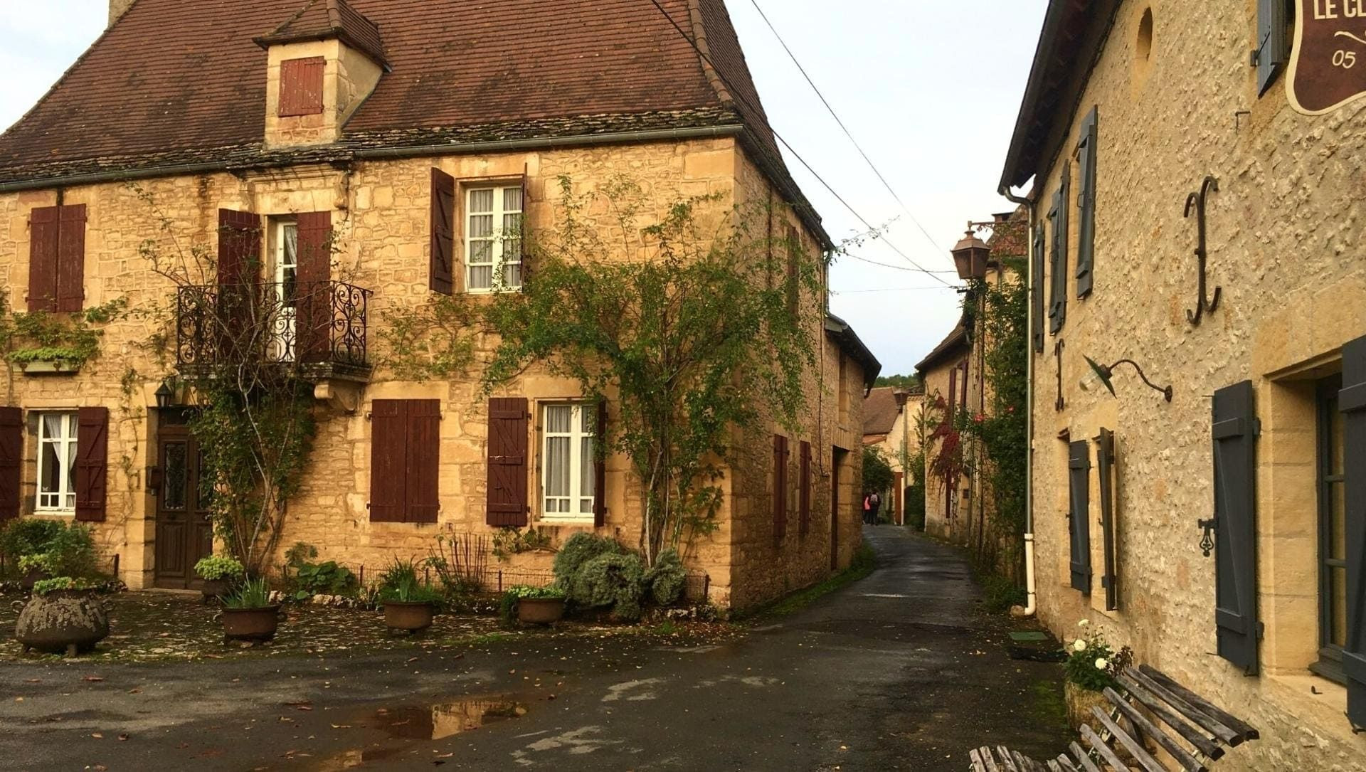 Maisons en pierre dorée d'un village - Périgord - France