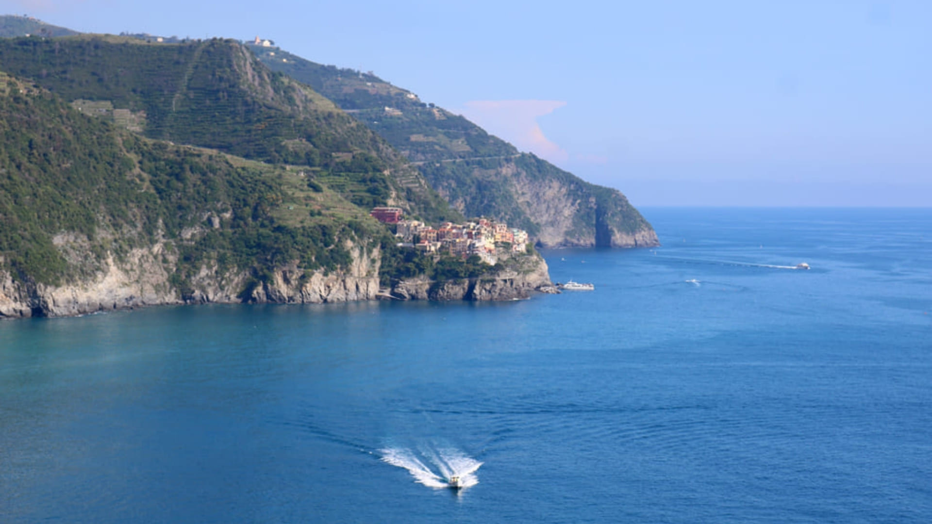Manarola perchée sur la côte vue depuis Corniglia - Cinque Terre - Italie