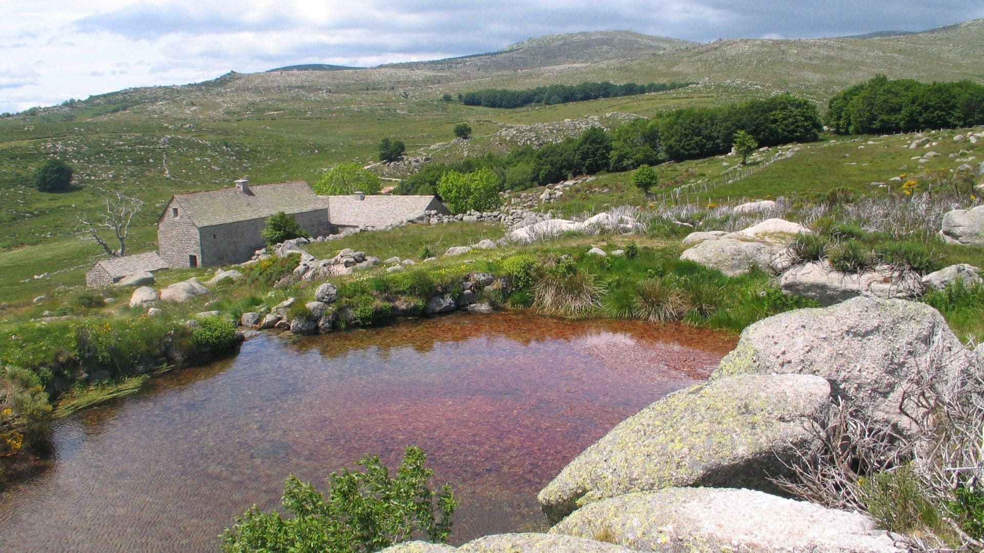 Mas en pierre près d'un plan d'eau dans les Cévennes - Lozère - France