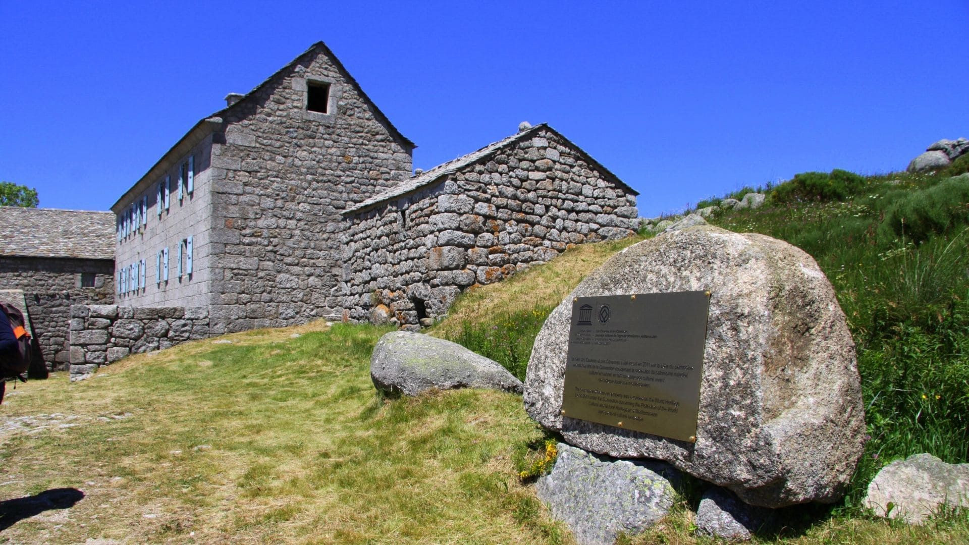 Ferme en pierre du Mas de la Barque et plaque UNESCO - Mont Lozère - France