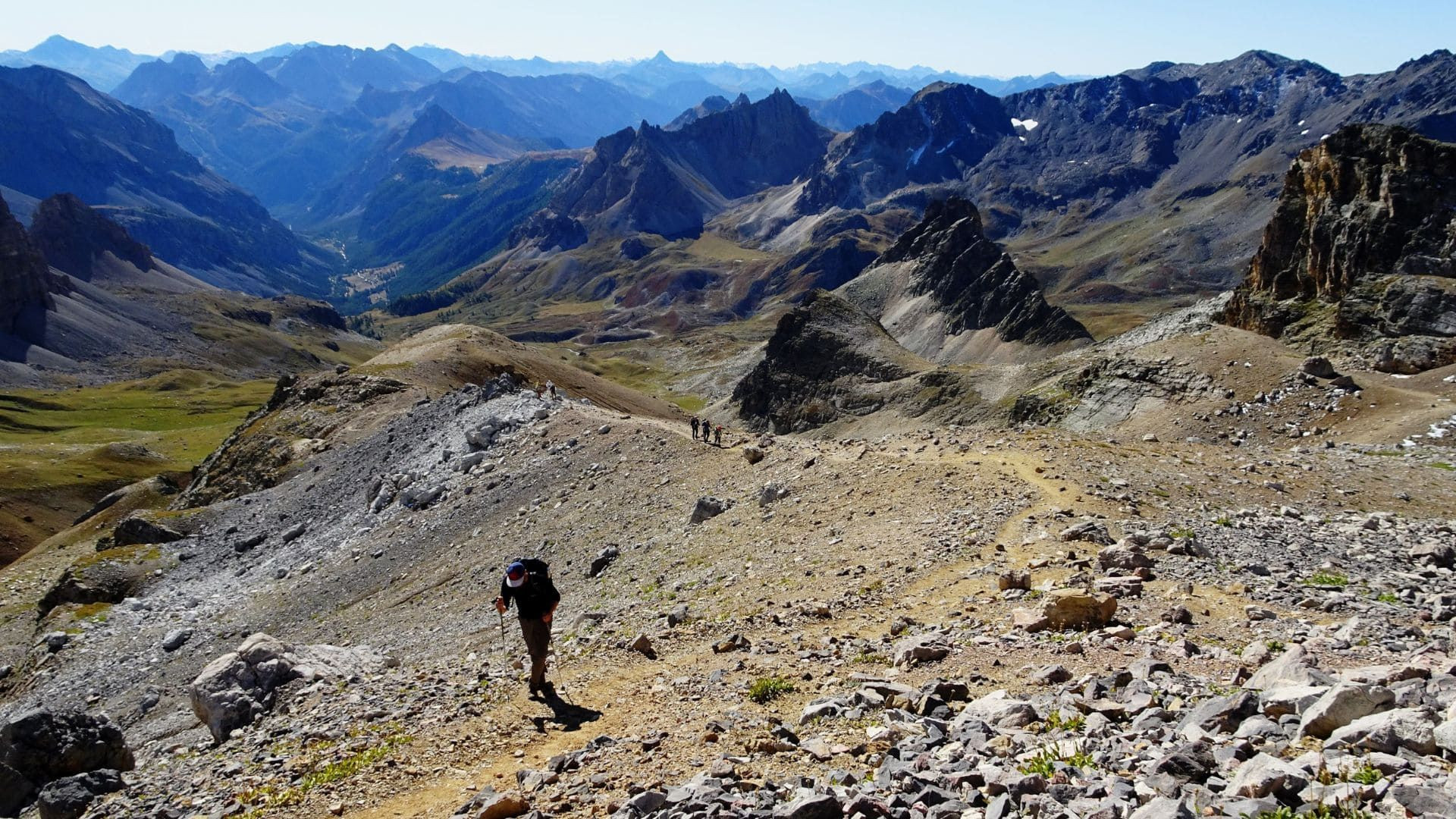 Randonneur sur un sentier de crête - Massif des Cerces - Alpes - France