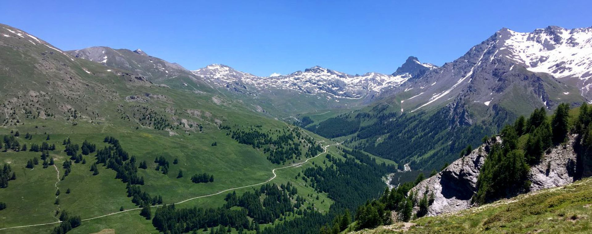 Vallée verdoyante et sommets enneigés du Queyras - Alpes - France