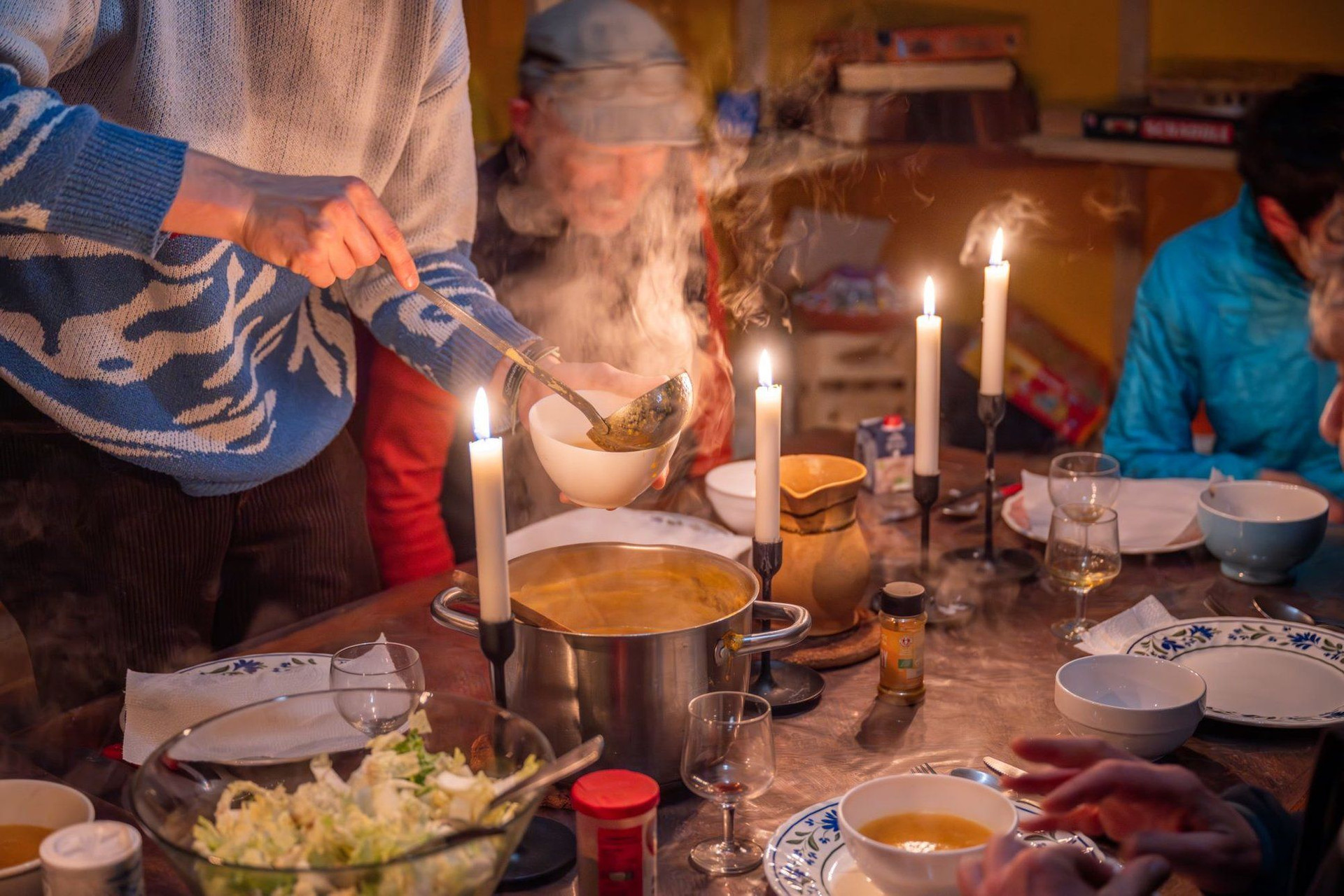 Repas convivial à la bougie dans un refuge de montagne - Vercors - France