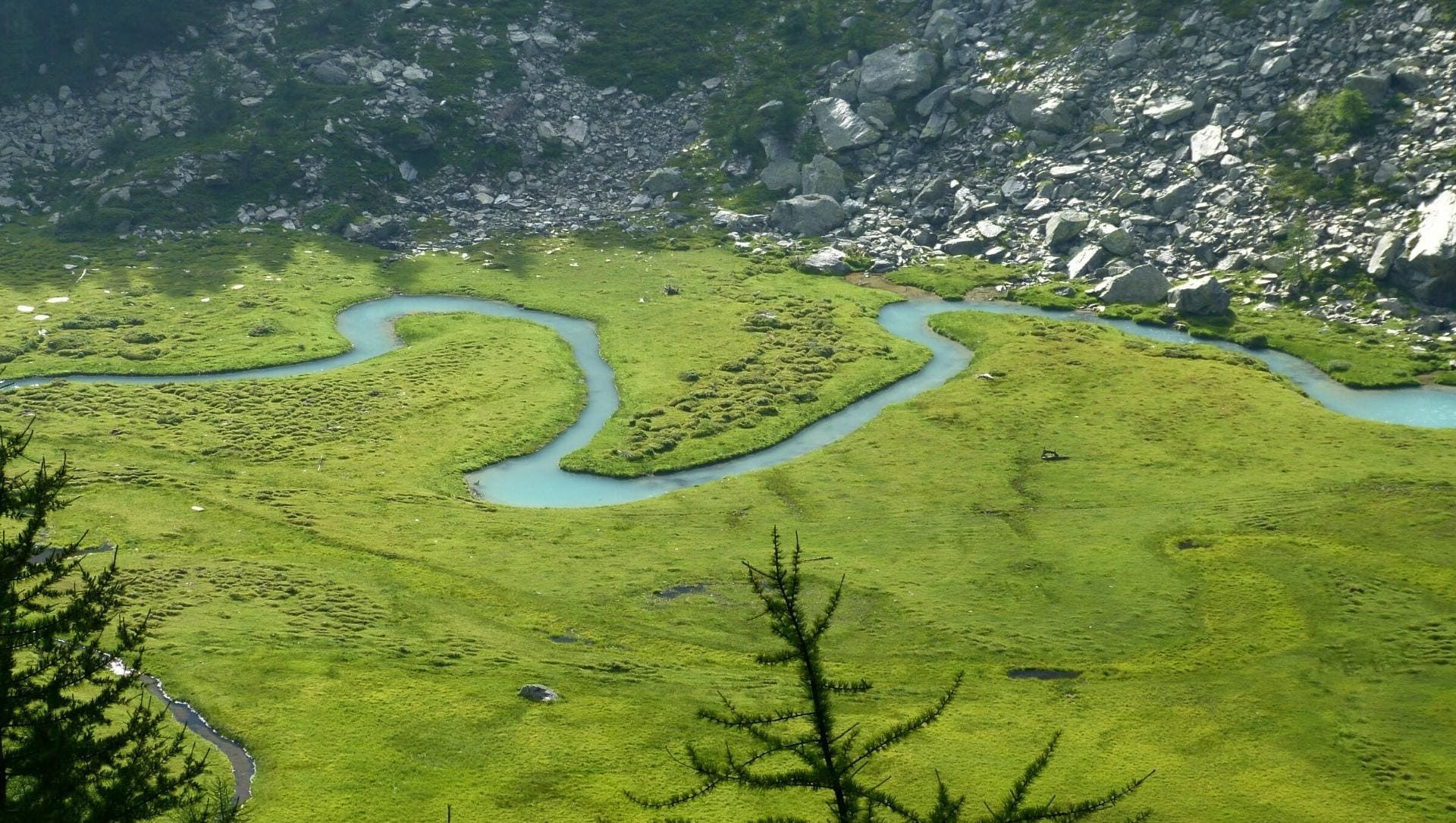 Rivière sinueuse dans un alpage sur le Tour des Géants - Val d'Aoste - Italie