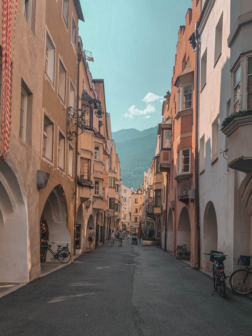 Rue à arcades de la vieille ville de Bressanone - Tyrol du Sud - Italie