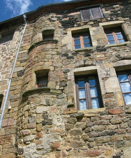 Façade d'une maison médiévale en pierre - Pradelles - Haute-Loire - France