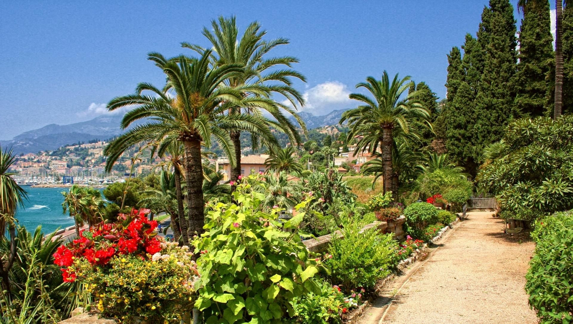 Jardin et palmiers au-dessus de la baie de Menton - Côte d'Azur - France