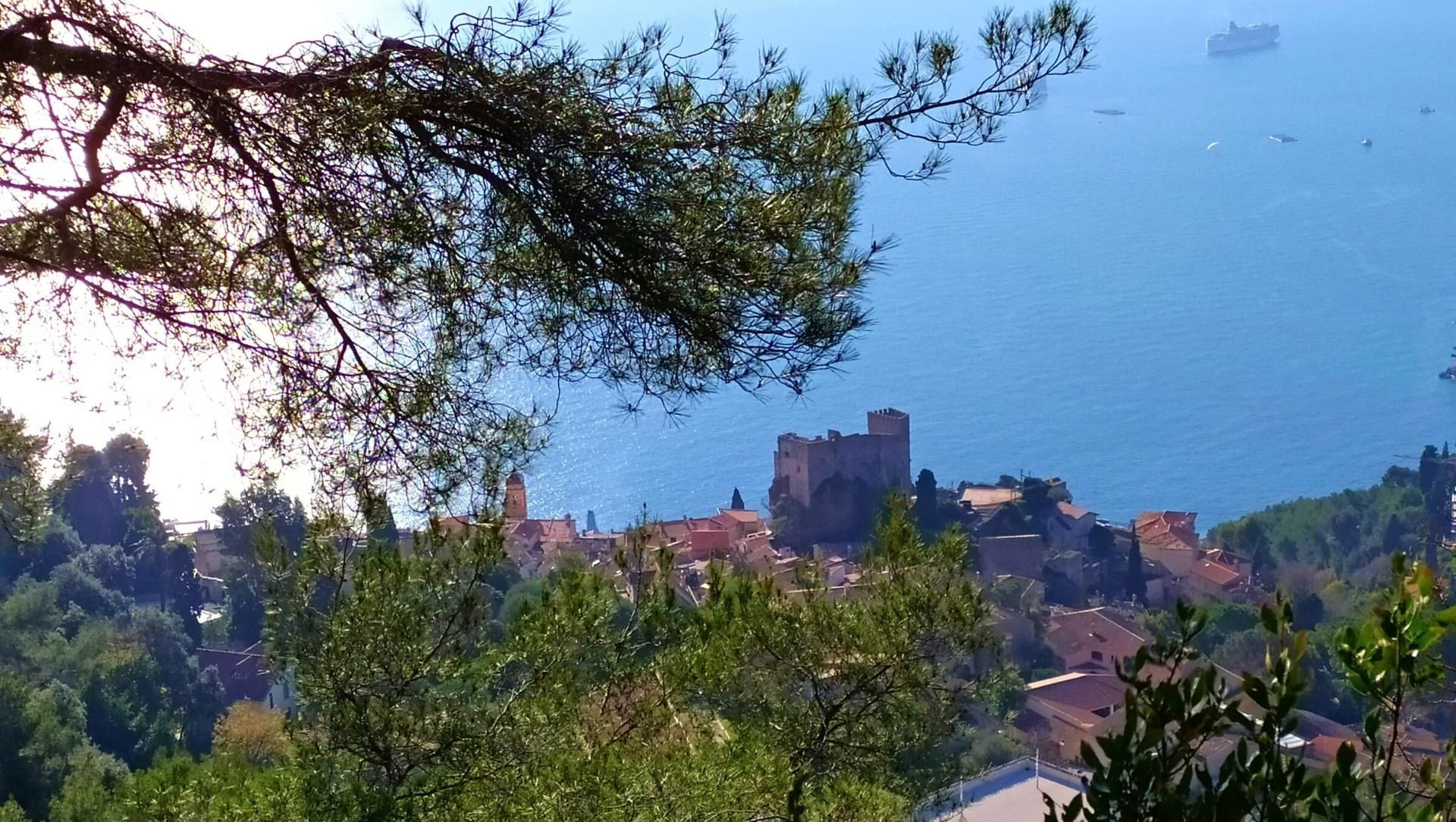 Vue sur la mer et les toits depuis les hauteurs - Menton - France