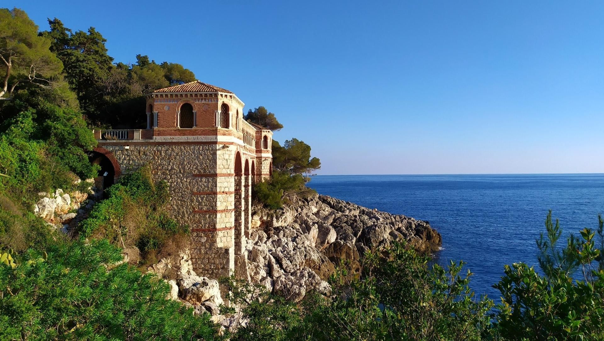 Villa au-dessus de la mer sur la côte rocheuse - Menton - Côte d'Azur