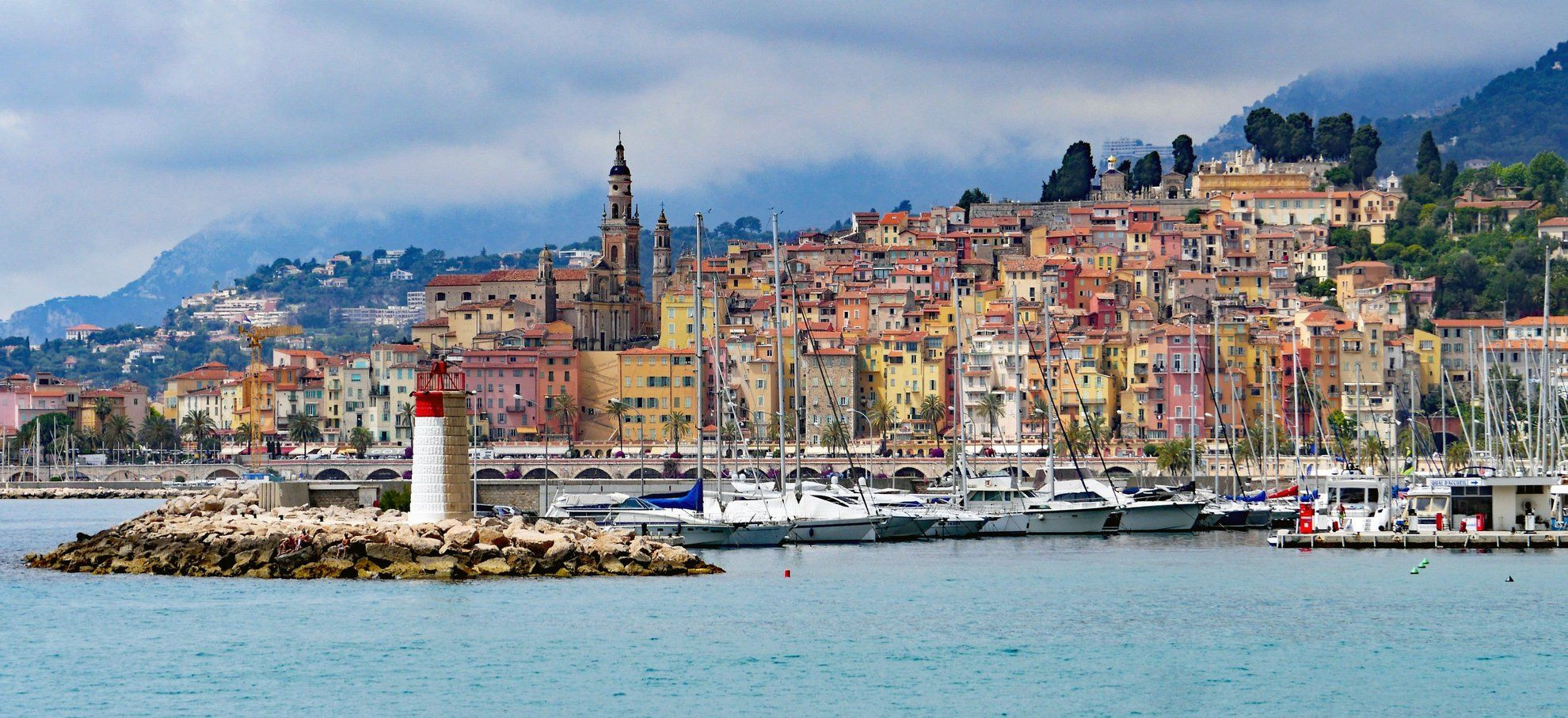 Vieille ville et port de Menton depuis la mer - Côte d'Azur - France
