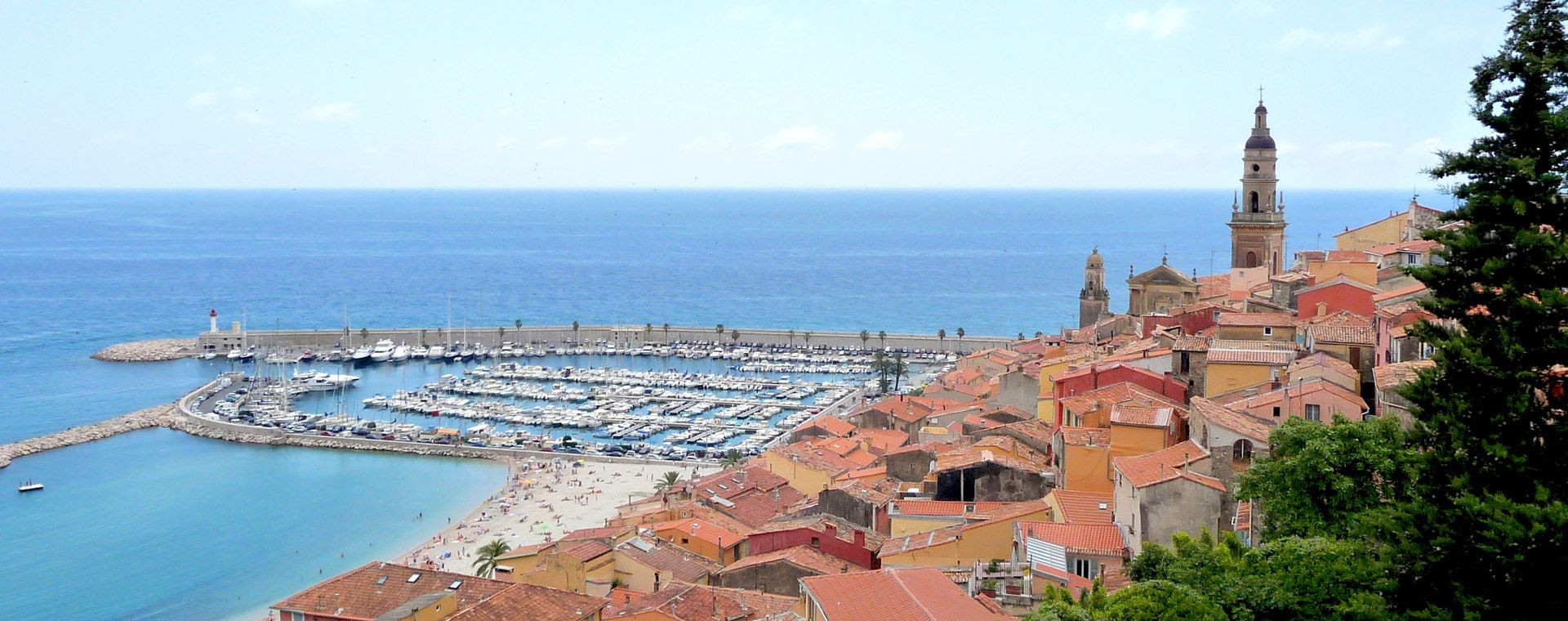 Vieille ville et port de Menton en bord de Méditerranée - Côte d'Azur - France
