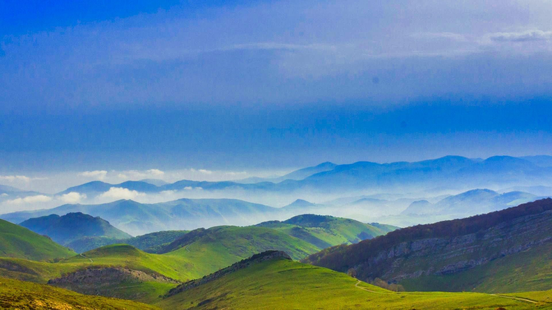 Collines verdoyantes brumeuses du GR10 - Pays basque - Pyrénées - France