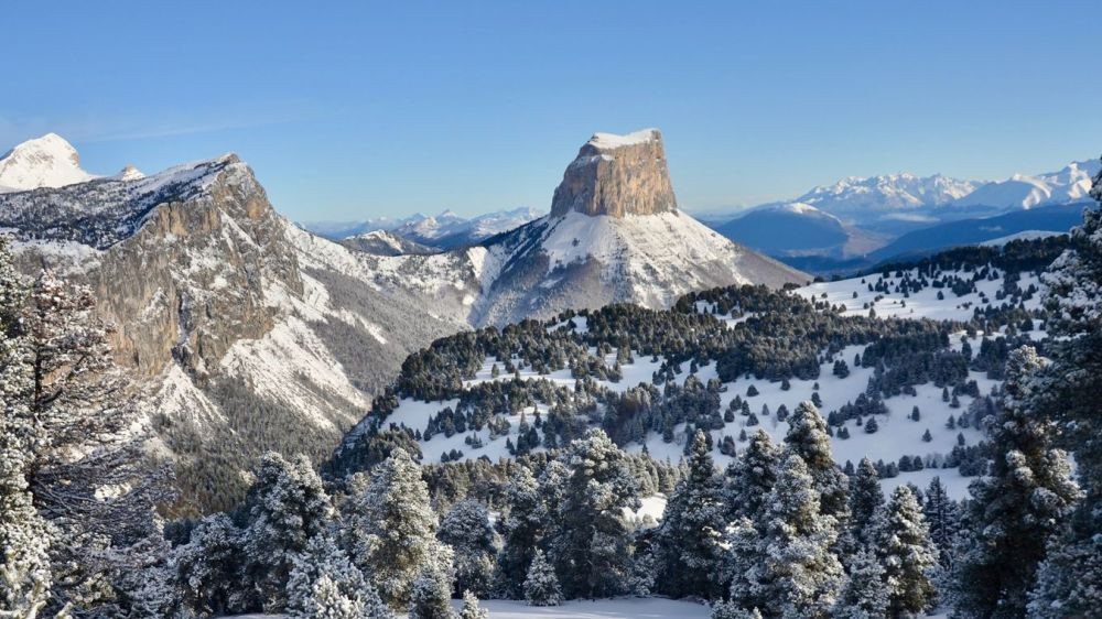 Mont Aiguille enneigé en hiver - Massif du Vercors - France