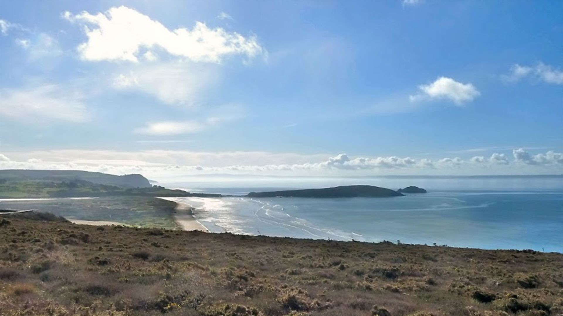 Panorama côtier sur une plage et un îlot - Bretagne - France