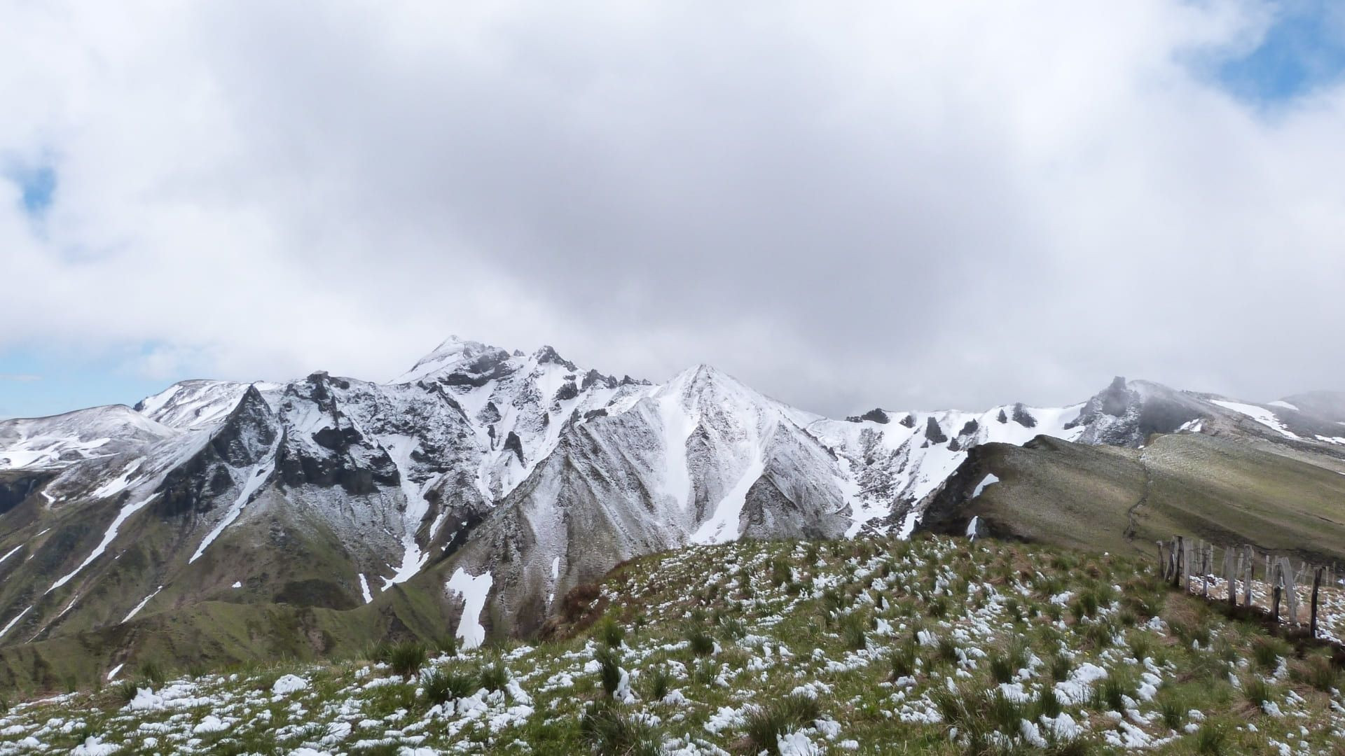 Sommets enneigés du massif du Sancy - Mont-Dore - Auvergne - France