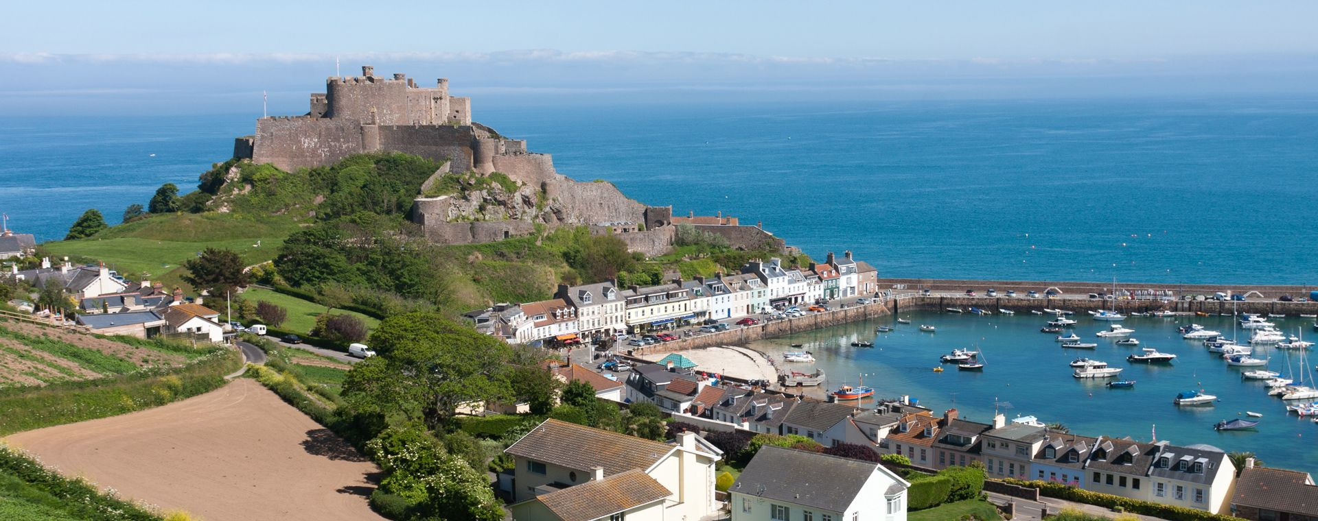 Château de Mont Orgueil dominant le port de Gorey - Jersey - Îles Anglo-Normandes