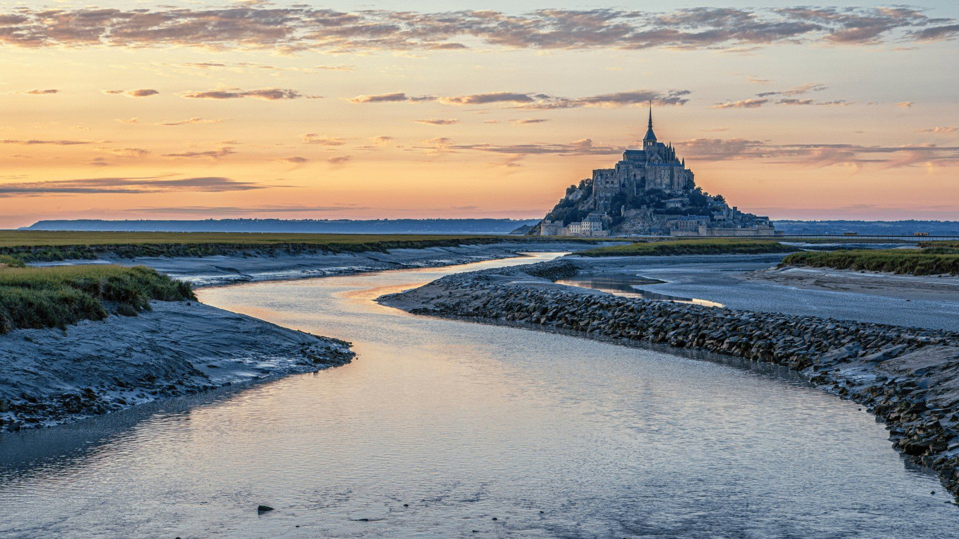 Mont-Saint-Michel au coucher du soleil - Normandie - France