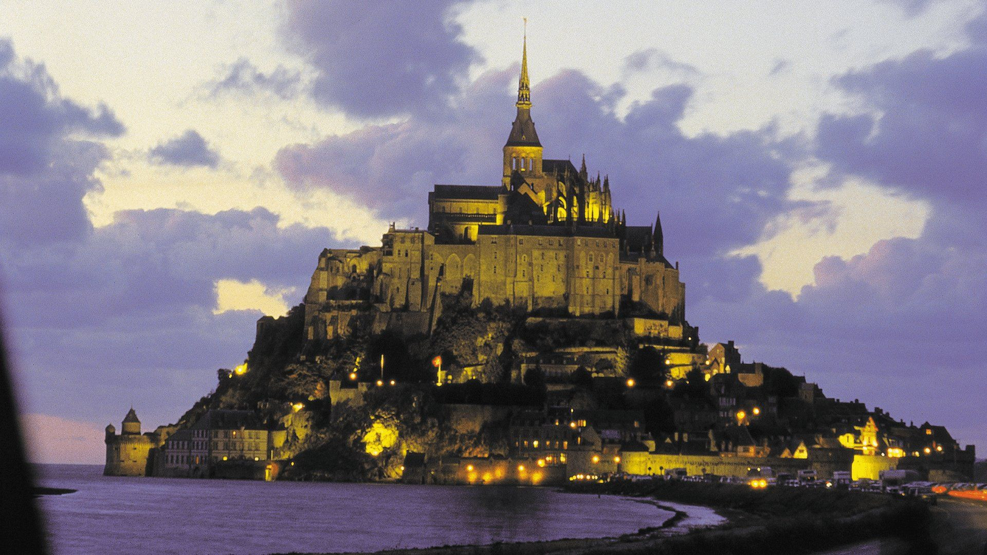 © P. Reiser Mont-Saint-Michel illuminé au crépuscule - Normandie - France