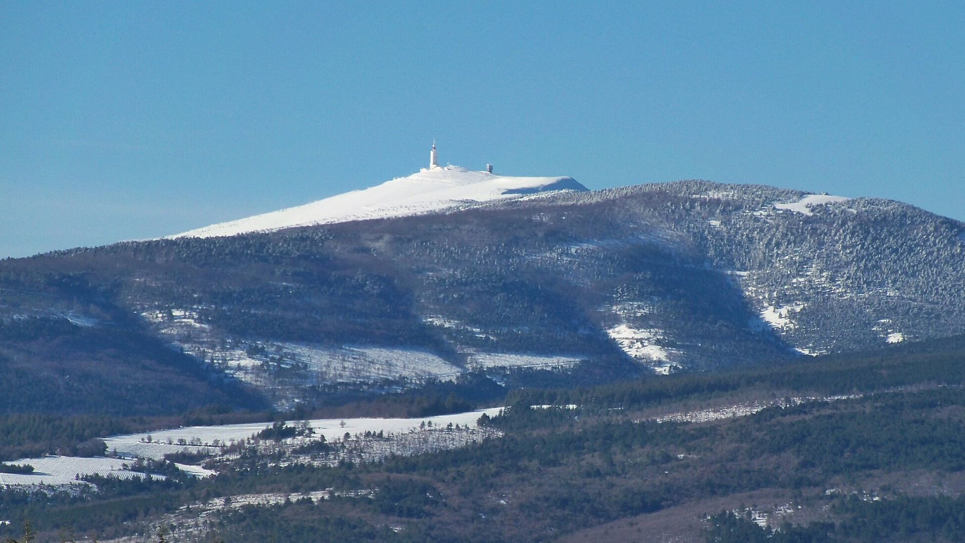 Sommet enneigé du Mont Ventoux en hiver - Provence, France