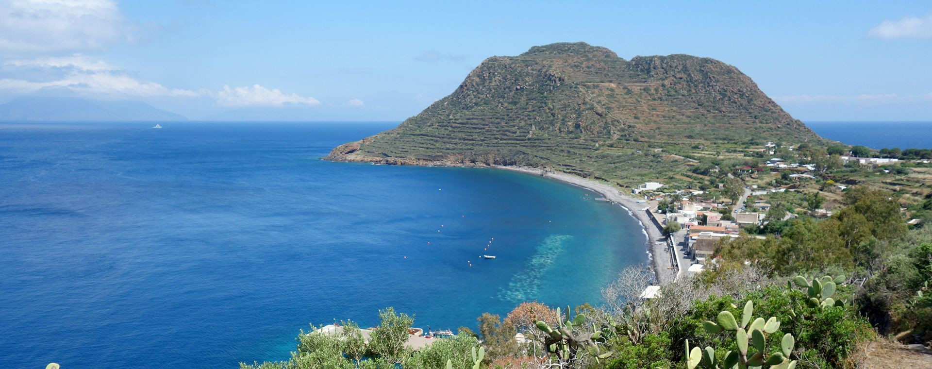 Cap Graziano et plage de l'île de Filicudi - Îles Éoliennes - Italie