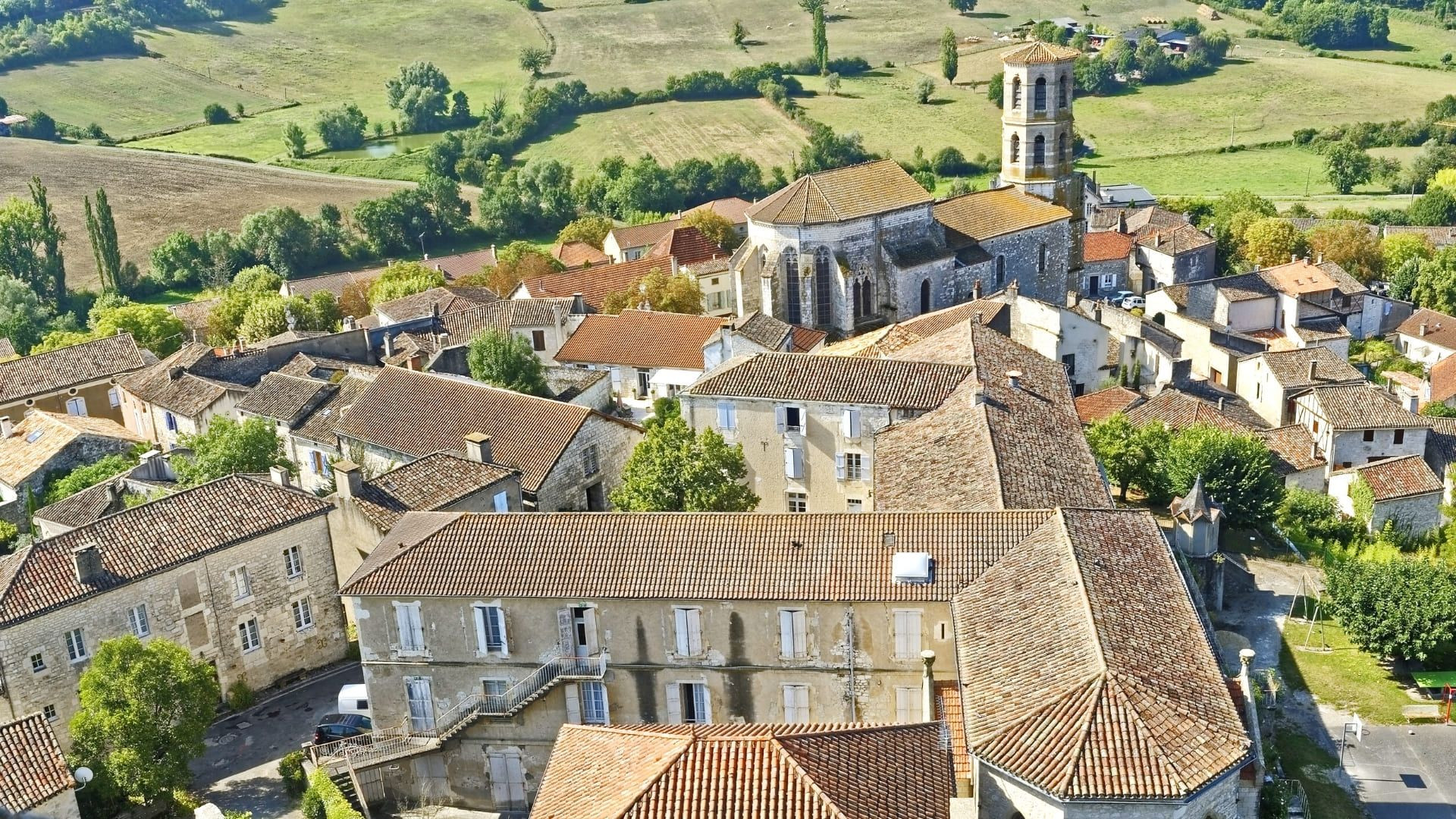 Vue aérienne du village et de l'église de Montcuq - Quercy, France