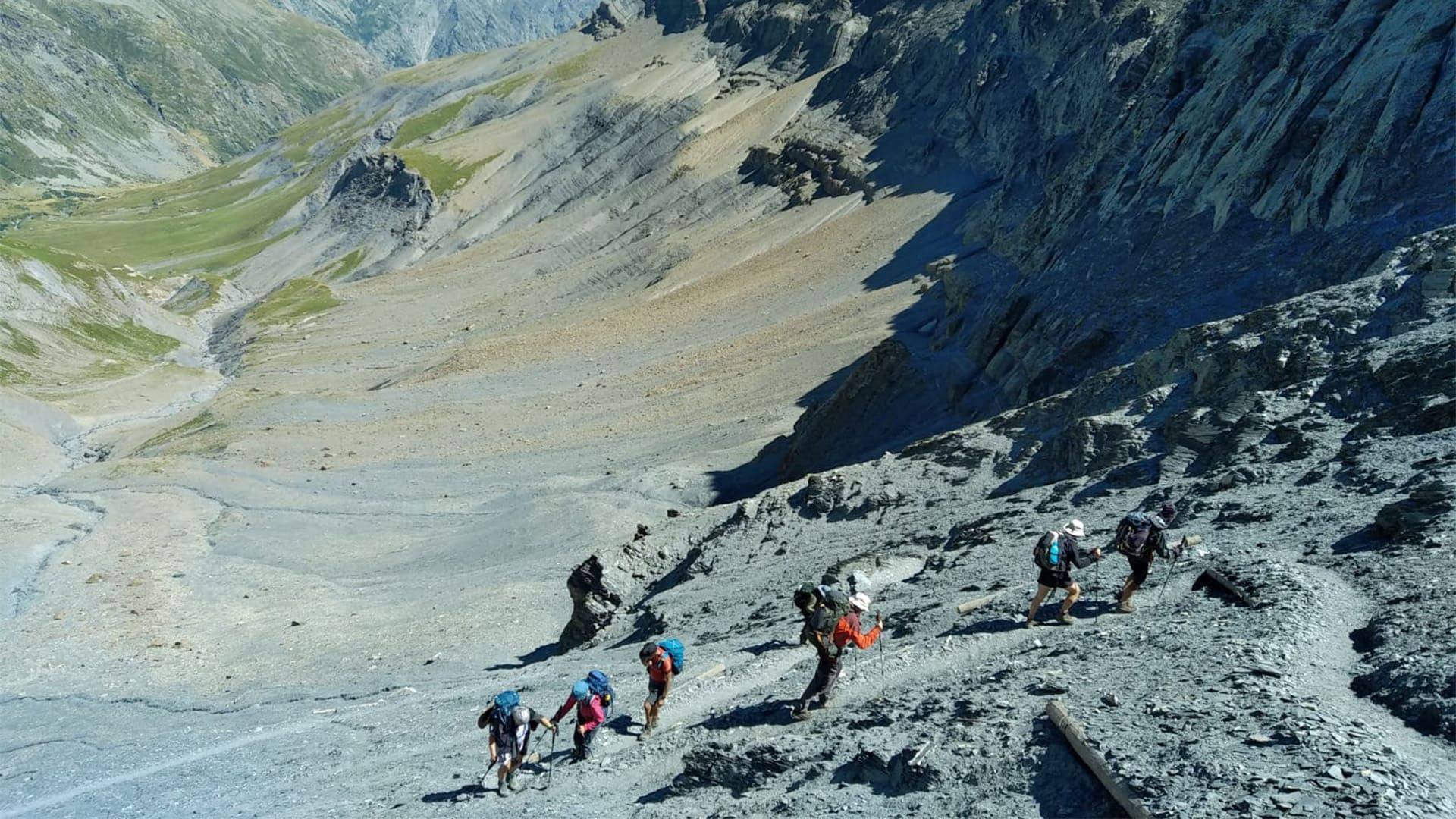 Randonneurs en montée sur sentier rocailleux - Tour de l'Oisans - France
