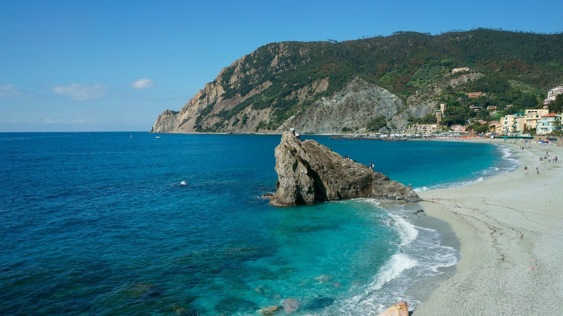 Plage et rocher au pied des falaises côtières - Monterosso, Cinque Terre - Italie
