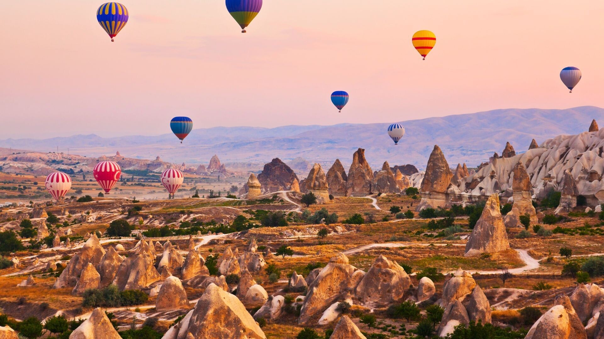 Montgolfières au-dessus des cheminées de fées - Cappadoce - Turquie (3)