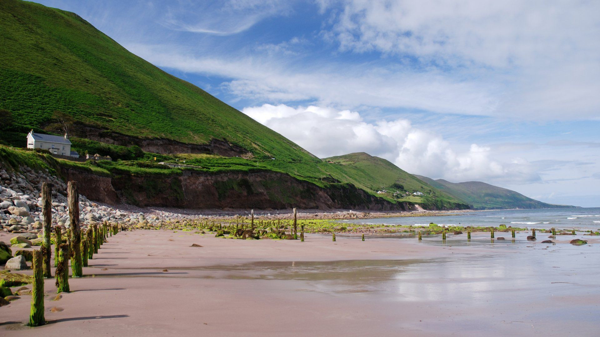 Plage et collines verdoyantes sur l'Anneau du Kerry - Irlande