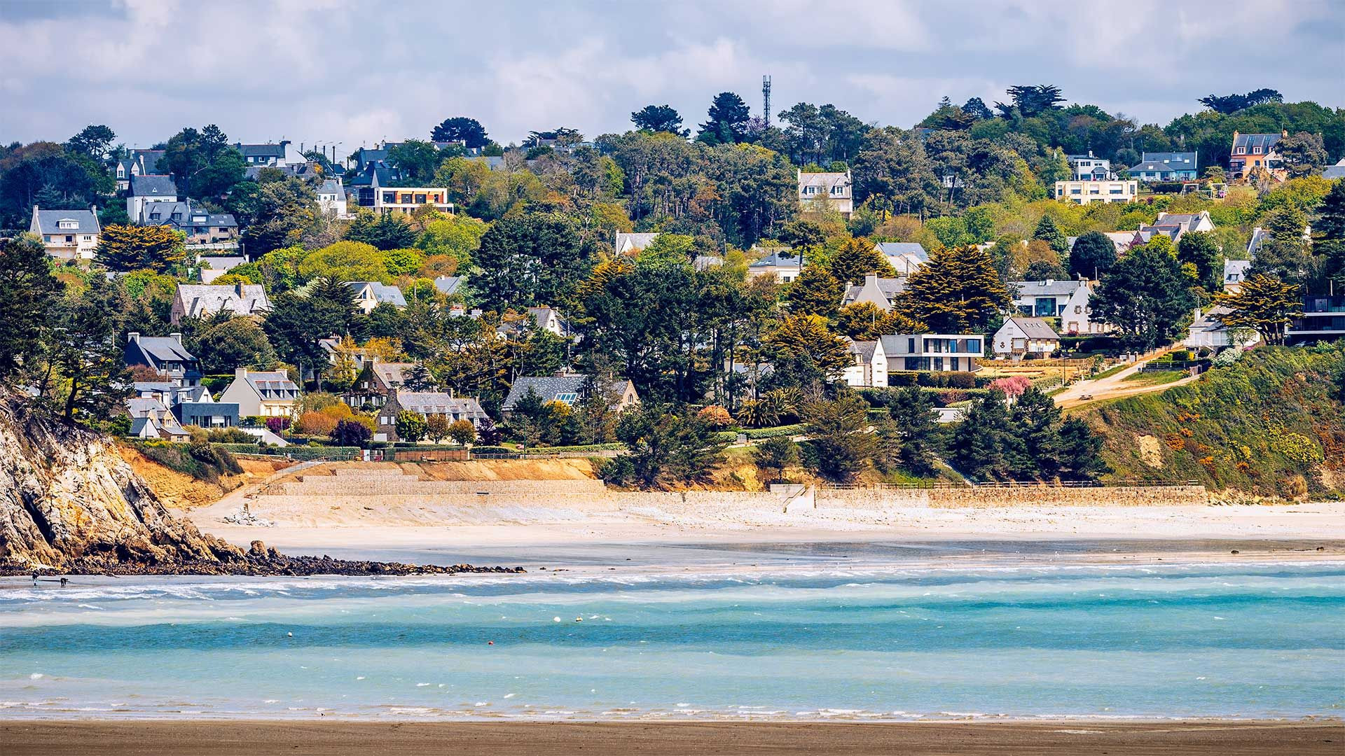 Plage et villas en bord de mer à Morgat - Presqu'île de Crozon - Bretagne - France