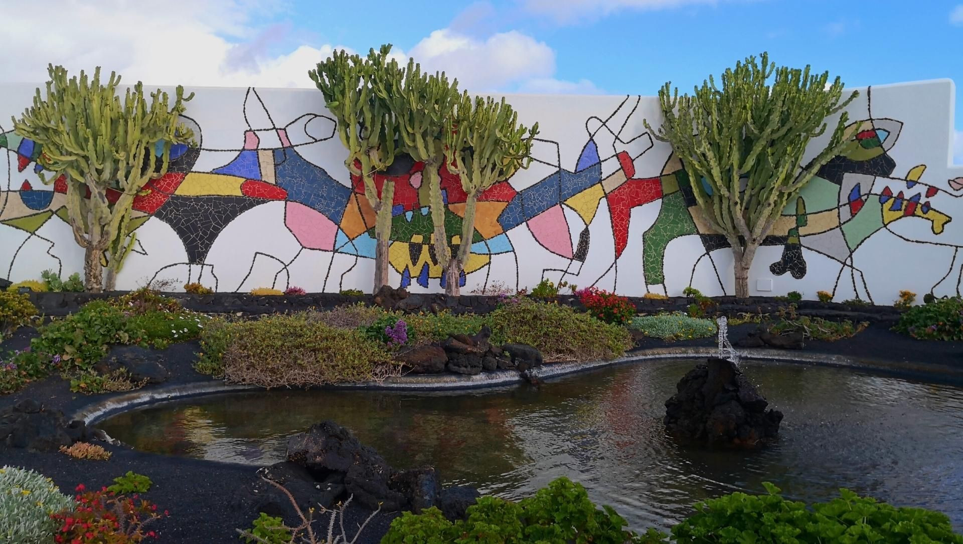 Fresque en mosaïque et bassin de la Fondation César Manrique - Lanzarote, Îles Canaries