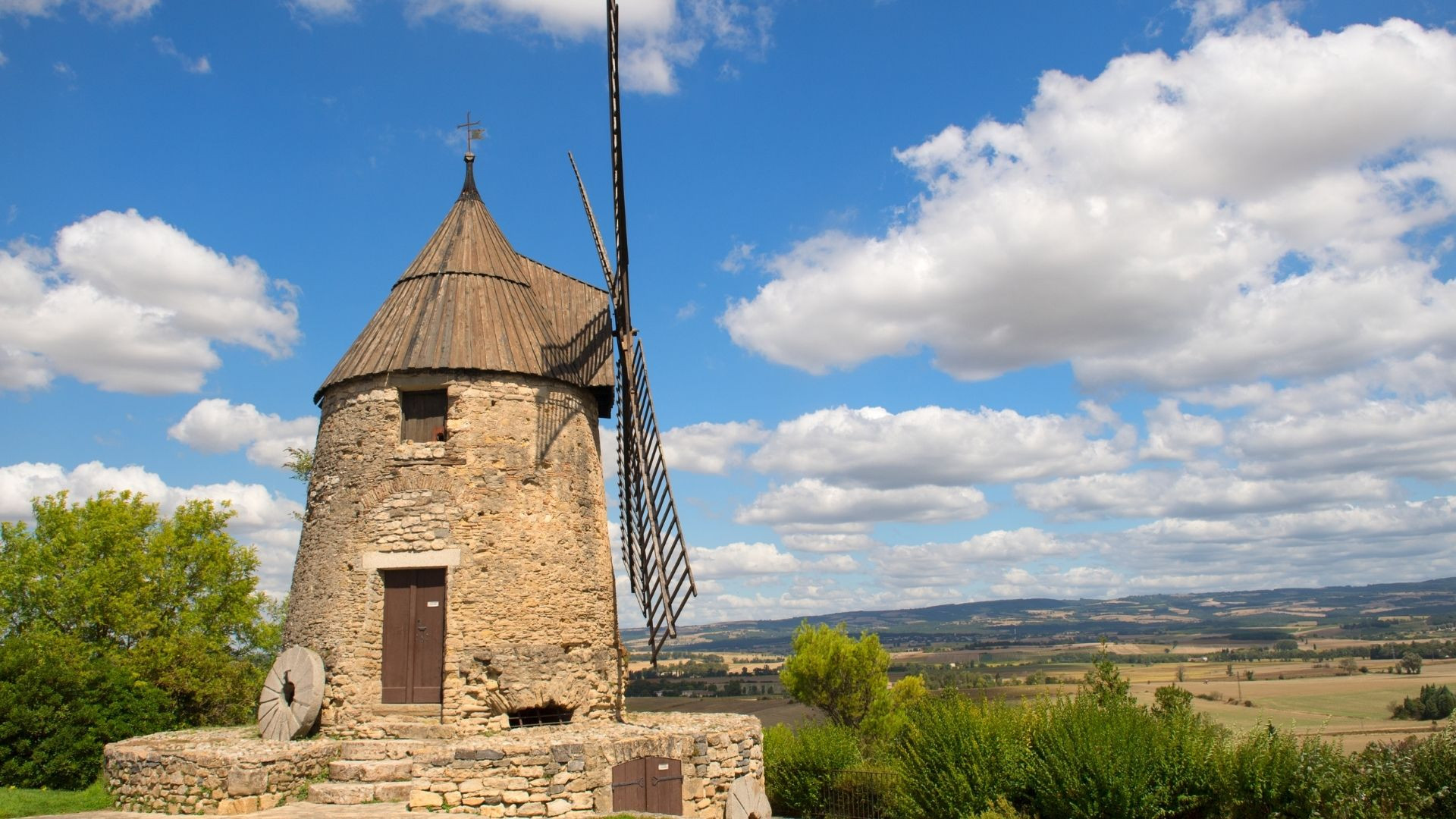 Moulin de Cugarel en pierre sous un ciel nuageux - Castelnaudary - Aude, France