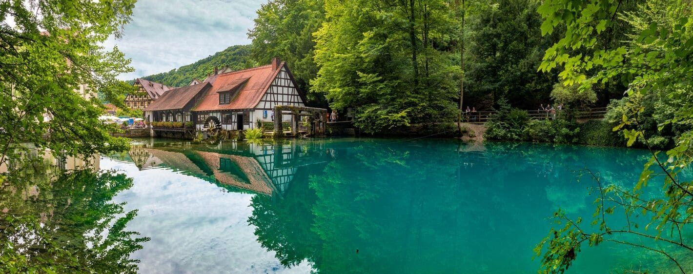 Moulin à colombages au bord du Blautopf - Blaubeuren - Allemagne