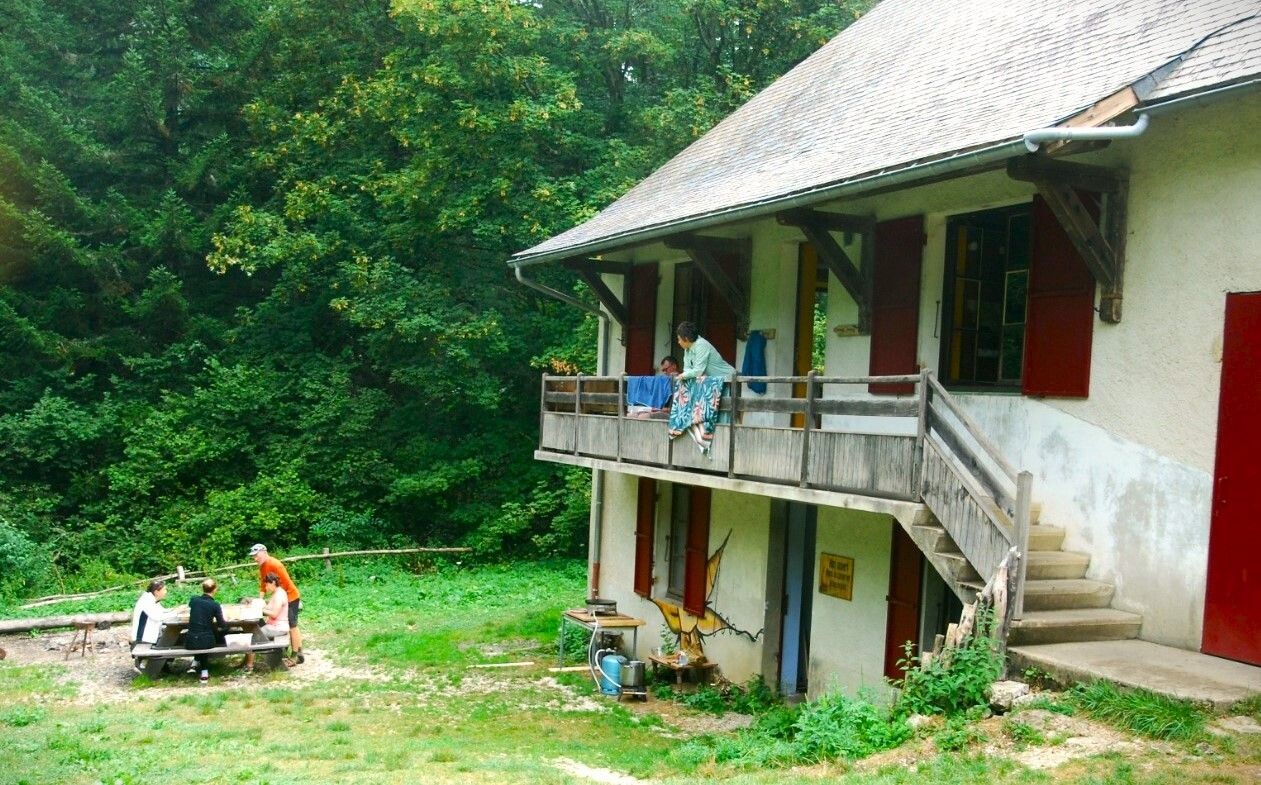 Gîte de montagne aux volets rouges et balcon en bois - Vercors - France