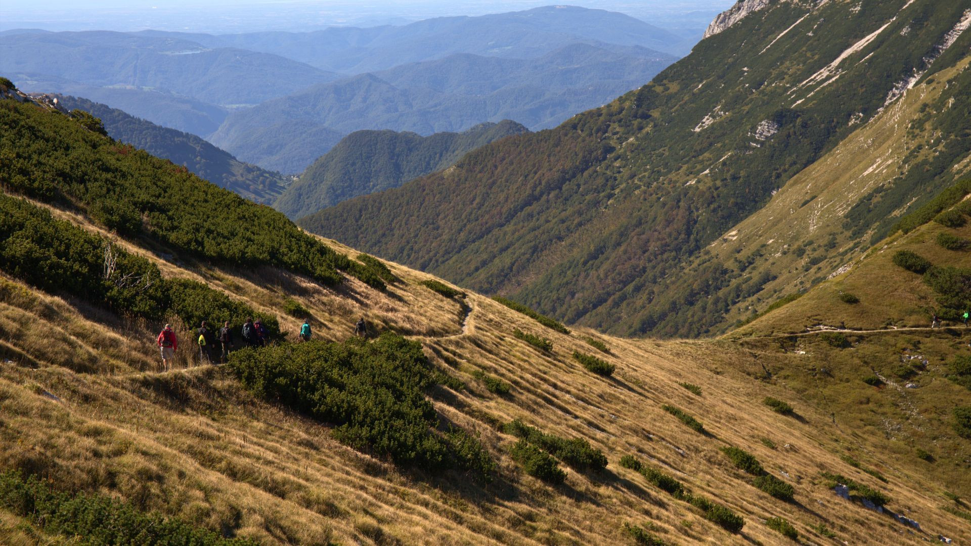 Randonneurs sur les crêtes des Alpes Juliennes - Slovénie
