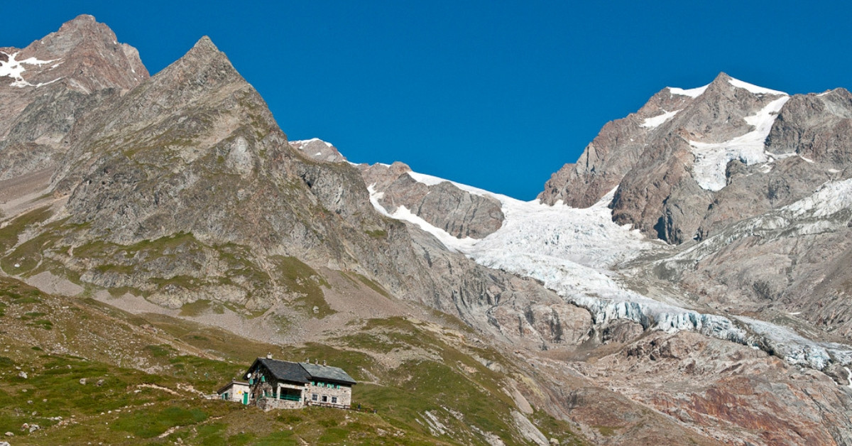Refuge de montagne sous le glacier - Val Veny - Italie