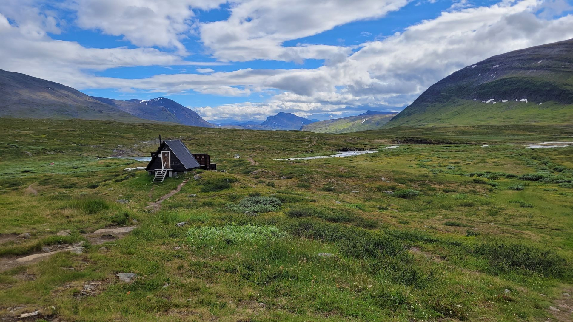 Refuge dans la vallée verdoyante du Kungsleden - Laponie - Suède