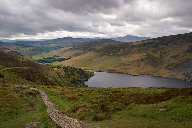 Lac de montagne et sentier sur le Wicklow Way Irlande