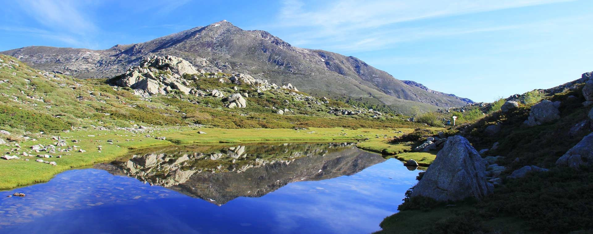 Lac de montagne avec reflet du sommet - GR20 - Corse, France