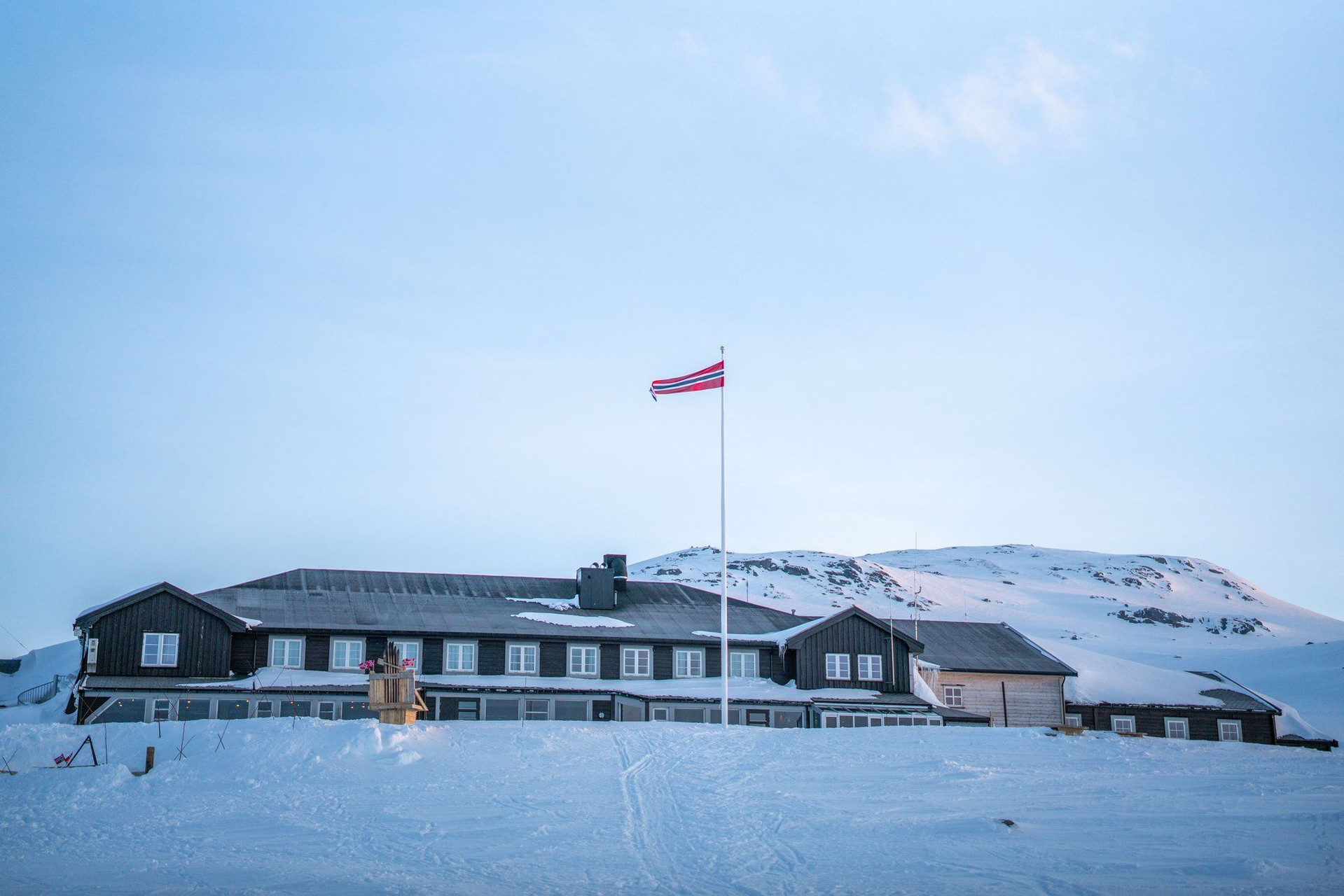 Refuge de montagne au drapeau norvégien sous la neige - Norvège